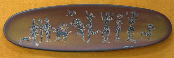 oval stoneware  plate glazed in brown with nude female figures dancing in black and engraved lines in white, plato oval de ceramica esmaltada en cafe con figuras desnudas de mujeres bailando en negro con lineas grabadas en blanco