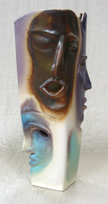 large sculpted vase with three faces,florero grande con tres caras modeladas en el 